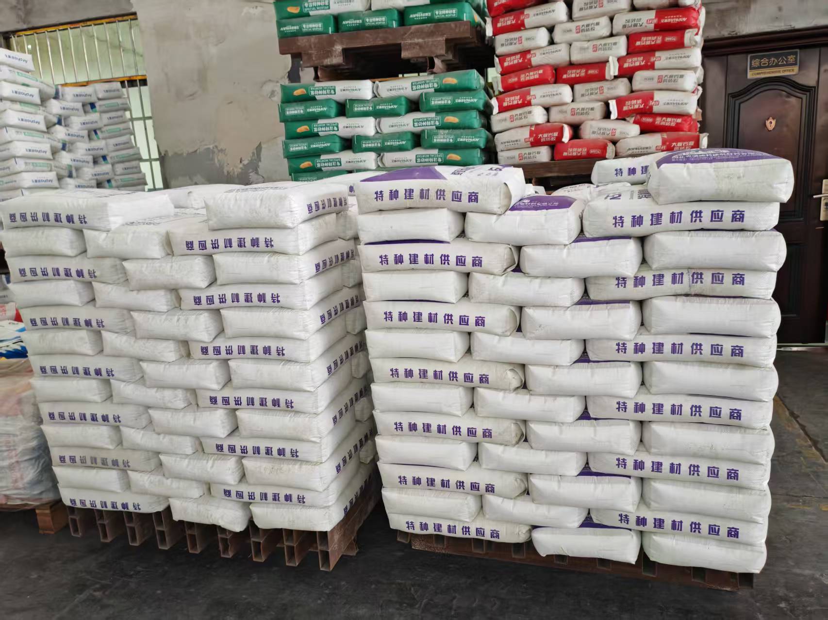 站前拱顶带模注浆料