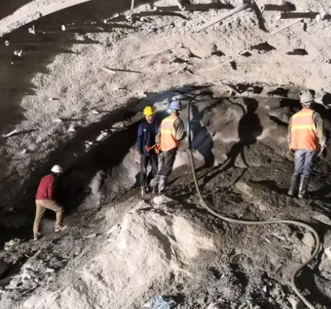 站前拱顶带模注浆料的施工流程及注意事项